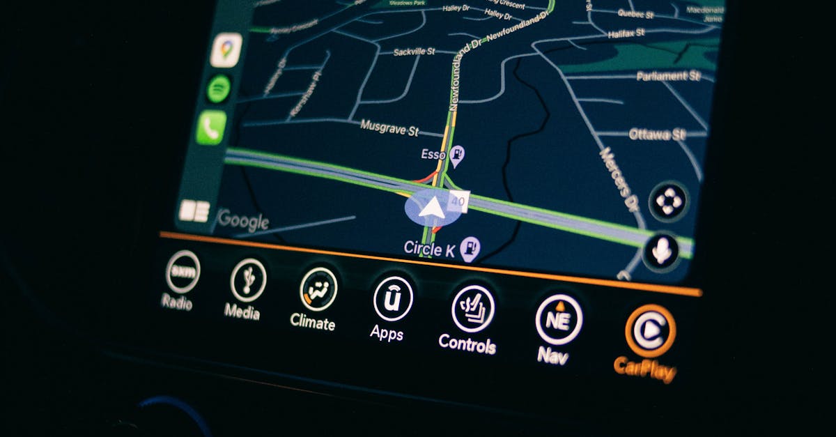 Multimedia Android: De la radio simplu la centru de comanda inteligent A car's GPS navigation screen showing a map interface illuminated during a night drive.